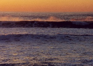 Dawn by the ocean (photo)